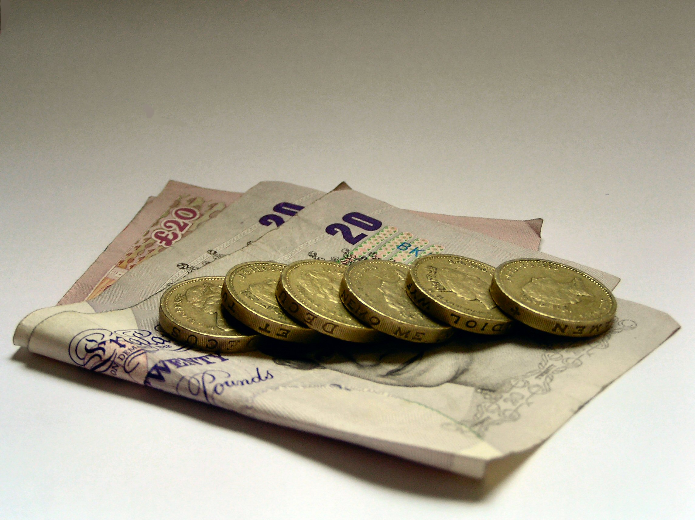 Small suppliers are attracting an increasing amount of consumers thanks to their cheap deals
